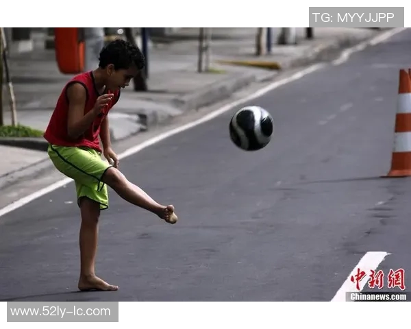 从街头小球员到世界足球明星的奋斗历程与感人故事