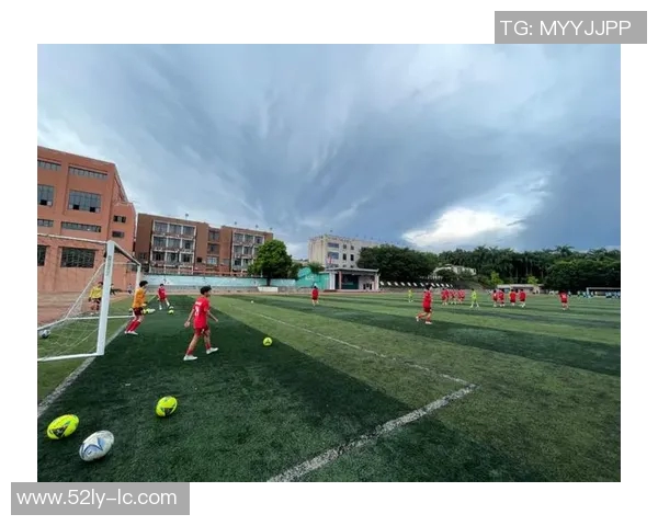 当绿茵场上的爱恋绽放足球明星与追梦女孩的浪漫故事 当绿茵场上的爱恋绽放足球明星与追梦女孩的浪漫故事