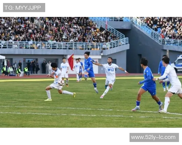 打向看台的足球明星背后的故事与球迷的热情碰撞